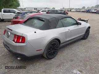 2012 Ford Mustang V6 z VIN 1ZVBP8EM4C5273218, wystawiony jako IAAI lot #42253497 z przebiegiem 175 676 mil mil oraz . Historia ofert i sprzedaży dostępna na DreamBid. Obrazek 4.