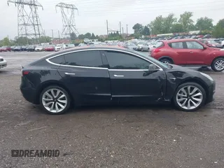 2018 Tesla Model 3 Long Range Battery z VIN 5YJ3E1EB1JF170479, wystawiony jako IAAI lot #42290687 z przebiegiem 69 495 mil mil oraz . Historia ofert i sprzedaży dostępna na DreamBid. Obrazek 14.