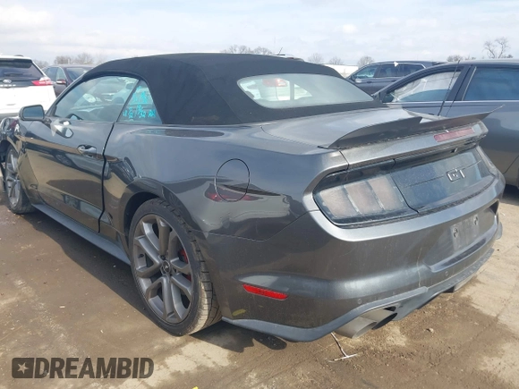 2019 Ford Mustang GT Premium z VIN 1FATP8FF2K5140520, wystawiony jako IAAI lot #41399442 z przebiegiem 101 737 mil mil oraz . Historia ofert i sprzedaży dostępna na DreamBid. Obrazek 3.