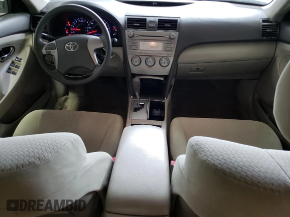 2010 Toyota Camry z VIN JTNBF3EK3A3002517, wystawiony jako Copart lot #57753675 z przebiegiem 196 094 mil mil oraz Szkoda całkowita • Salvage title. Historia ofert i sprzedaży dostępna na DreamBid. Obrazek 8.