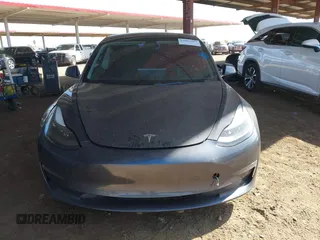 2022 Tesla Model 3 Long Range z VIN 5YJ3E1EB5NF205806, wystawiony jako IAAI lot #42063489 z przebiegiem 63 307 mil mil oraz . Historia ofert i sprzedaży dostępna na DreamBid. Obrazek 6.