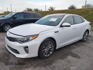 2018 Kia Optima SX z VIN 5XXGV4L21JG182103, wystawiony jako IAAI lot #40522762 z przebiegiem 60 542 mil mil oraz . Historia ofert i sprzedaży dostępna na DreamBid. Obrazek 2.