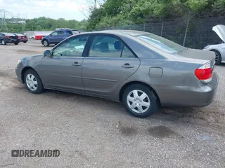 2005 Toyota Camry LE z VIN 4T1BE30K25U605811, wystawiony jako IAAI lot #42309112 z przebiegiem 153 914 mil mil oraz . Historia ofert i sprzedaży dostępna na DreamBid. Obrazek 3.