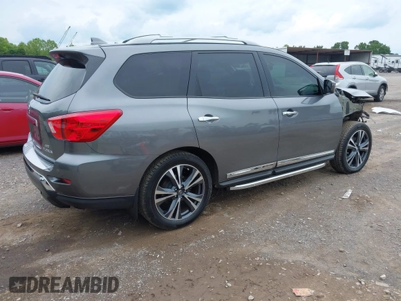 2020 Nissan Pathfinder Platinum z VIN 5N1DR2DM1LC585198, wystawiony jako IAAI lot #42451764 z przebiegiem 60 692 mil mil oraz . Historia ofert i sprzedaży dostępna na DreamBid. Obrazek 4.