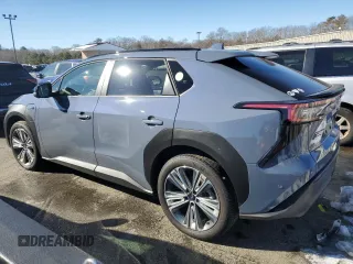 2023 Subaru Solterra Premium z VIN JTMABABA5PA019352, wystawiony jako Copart lot #43404604 z przebiegiem 9 903 mil mil oraz . Historia ofert i sprzedaży dostępna na DreamBid. Obrazek 2.