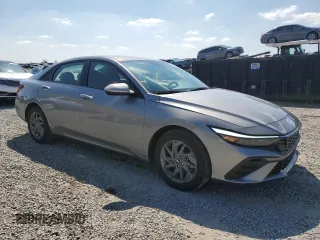 2024 Hyundai Elantra SEL z VIN KMHLM4DG2RU675916, wystawiony jako Copart lot #53043225 z przebiegiem 9 169 mil mil oraz Szkoda całkowita • Salvage title. Historia ofert i sprzedaży dostępna na DreamBid. Obrazek 4.