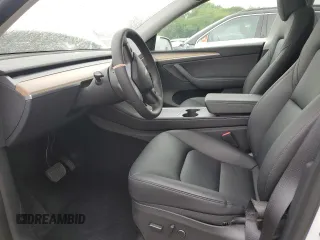 2022 Tesla Model Y Long Range z VIN 7SAYGDEE5NA016276, wystawiony jako Copart lot #55942355 z przebiegiem 14 085 mil mil oraz Szkody całkowita. Historia ofert i sprzedaży dostępna na DreamBid. Obrazek 7.