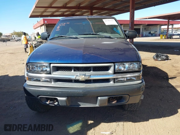 2002 Chevrolet S-10 LS with VIN 1GCCT19W428212163, listed as a IAAI auction lot 41383327 with 1 mi miles. Bid and sale history available at carsss.com. Image 11.