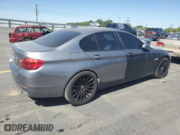 2011 BMW 5 Series 550i z VIN WBAFR9C52BC618124, wystawiony jako Copart lot #60330665 z przebiegiem 82 674 mil mil oraz Czysty tytuł • Clean title. Historia ofert i sprzedaży dostępna na DreamBid. Obrazek 3.