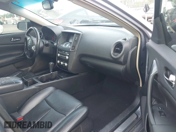 2012 Nissan Maxima SV z VIN 1N4AA5AP7CC805917, wystawiony jako IAAI lot #42070617 z przebiegiem 206 632 mil mil oraz . Historia ofert i sprzedaży dostępna na DreamBid. Obrazek 5.