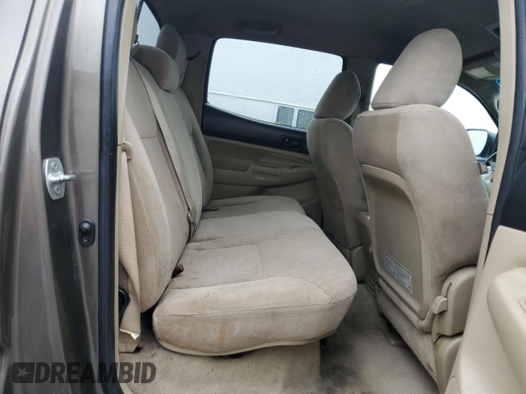 2011 Toyota Tacoma PreRunner z VIN 3TMJU4GN5BM110639, wystawiony jako Copart lot #54713325 z przebiegiem 270 856 mil mil oraz Czysty tytuł • Clean title. Historia ofert i sprzedaży dostępna na DreamBid. Obrazek 10.