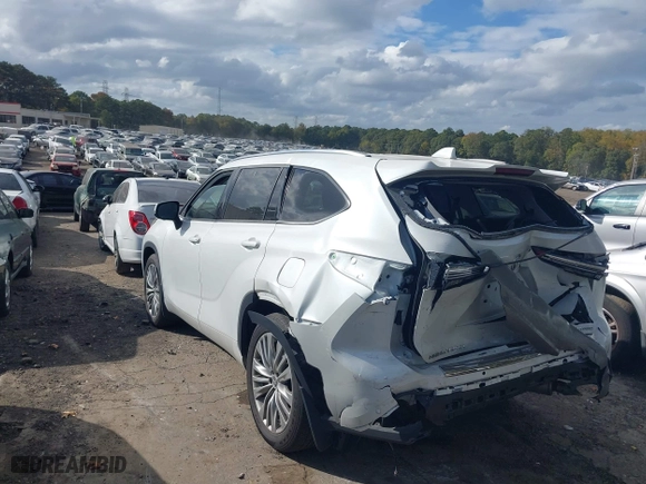 2023 Toyota Highlander L with VIN 5TDKDRBH6PS001701, listed as a IAAI auction lot 40707030 with 27,288 mi miles. Bid and sale history available at carsss.com. Image 3.
