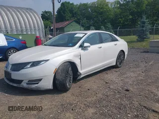 2016 Lincoln MKZ z VIN 3LN6L2JK8GR626690, wystawiony jako IAAI lot #42438226 z przebiegiem 51 678 mil mil oraz . Historia ofert i sprzedaży dostępna na DreamBid. Obrazek 17.