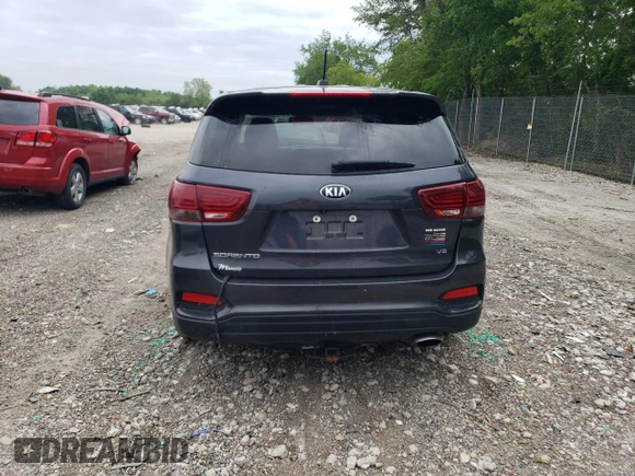 2019 Kia Sorento LX z VIN 5XYPG4A57KG486895, wystawiony jako Copart lot #58470815 z przebiegiem 151 217 mil mil oraz Czysty tytuł • Clean title. Historia ofert i sprzedaży dostępna na DreamBid. Obrazek 6.