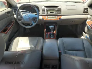 2003 Toyota Camry LE z VIN 4T1BF30K23U056007, wystawiony jako Copart lot #55187435 z przebiegiem 233 976 mil mil oraz Czysty tytuł • Clean title. Historia ofert i sprzedaży dostępna na DreamBid. Obrazek 8.