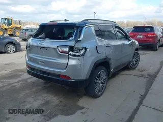 2022 Jeep Compass Limited z VIN 3C4NJDCB8NT115480, wystawiony jako IAAI lot #41677377 z przebiegiem 66 451 mil mil oraz . Historia ofert i sprzedaży dostępna na DreamBid. Obrazek 4.