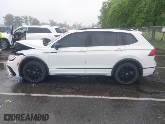 2022 Volkswagen Tiguan SE R-Line Black with VIN 3VV8B7AX6NM027050, listed as a IAAI auction lot 42463714 with 45,303 mi miles and . Bid and sale history available at DreamBid. Image 14.