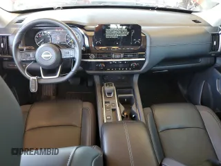2024 Nissan Pathfinder SL z VIN 5N1DR3CA1RC290320, wystawiony jako Copart lot #54735815 z przebiegiem 4 866 mil mil oraz Szkoda całkowita • Salvage title. Historia ofert i sprzedaży dostępna na DreamBid. Obrazek 8.