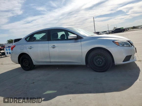 2018 Nissan Sentra S z VIN 3N1AB7AP8JY252799, wystawiony jako Copart lot #57780245 z przebiegiem 172 675 mil mil oraz Czysty tytuł • Clean title. Historia ofert i sprzedaży dostępna na DreamBid. Obrazek 4.