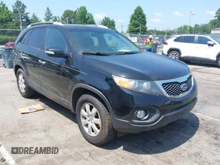 2013 Kia Sorento LX z VIN 5XYKT3A62DG339850, wystawiony jako IAAI lot #42457218 z przebiegiem 144 149 mil mil oraz . Historia ofert i sprzedaży dostępna na DreamBid. Obrazek 1.