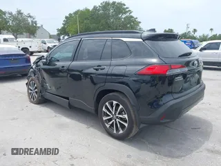 2024 Toyota Corolla Cross XLE z VIN 7MUEAABG8RV084586, wystawiony jako IAAI lot #42211214 z przebiegiem 16 316 mil mil oraz . Historia ofert i sprzedaży dostępna na DreamBid. Obrazek 3.