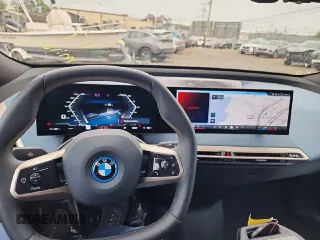 2024 BMW iX M60 z VIN WB533CF08RCR13397, wystawiony jako Copart lot #79058994 z przebiegiem 216 mil mil oraz Szkody całkowita. Historia ofert i sprzedaży dostępna na DreamBid. Obrazek 10.