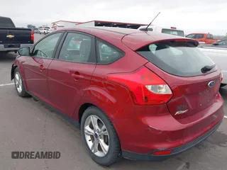 2014 Ford Focus SE z VIN 1FADP3K26EL326345, wystawiony jako IAAI lot #42292956 z przebiegiem 121 369 mil mil oraz . Historia ofert i sprzedaży dostępna na DreamBid. Obrazek 3.