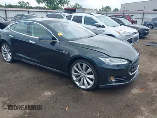 2013 Tesla Model S z VIN 5YJSA1DG9DFP06457, wystawiony jako IAAI lot #42432903 z przebiegiem 108 007 mil mil oraz . Historia ofert i sprzedaży dostępna na DreamBid. Obrazek 1.