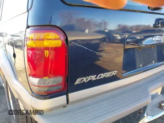 2000 Ford Explorer Eddie Bauer z VIN 1FMDU74E4YZA45773, wystawiony jako IAAI lot #41678121 z przebiegiem 129 263 mil mil oraz . Historia ofert i sprzedaży dostępna na DreamBid. Obrazek 14.