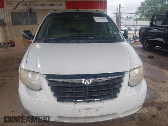 2005 Chrysler Town & Country LX z VIN 2C4GP44RX5R553178, wystawiony jako IAAI lot #42490536 z przebiegiem 206 645 mil mil oraz . Historia ofert i sprzedaży dostępna na DreamBid. Obrazek 6.