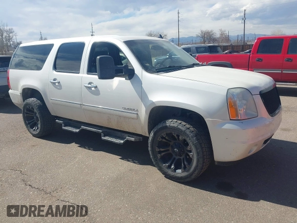 2011 GMC Yukon XL Denali with VIN 1GKS2MEF0BR182132, listed as a IAAI auction lot 41690259 with 204,365 mi miles. Bid and sale history available at carsss.com. Image 1.
