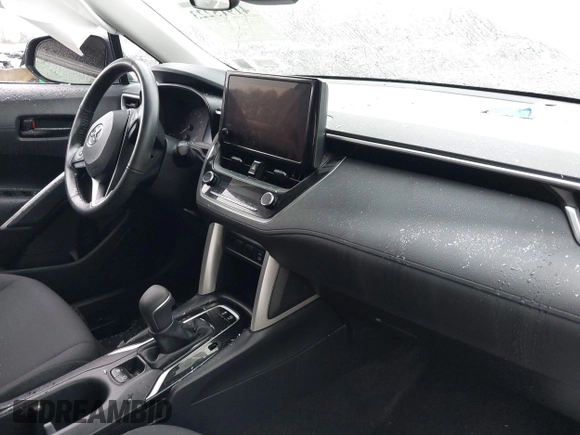 2023 Toyota Corolla Cross LE z VIN 7MUCAABG8PV044965, wystawiony jako IAAI lot #41915223 z przebiegiem 61 222 mil mil oraz . Historia ofert i sprzedaży dostępna na DreamBid. Obrazek 5.