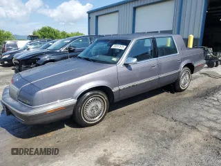 1993 Chrysler New Yorker z VIN 1C3XC66R8PD205488, wystawiony jako Copart lot #59097875 z przebiegiem 70 593 mil mil oraz Tytuł czysty. Historia ofert i sprzedaży dostępna na DreamBid. Obrazek 1.