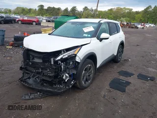 2024 Nissan Rogue SV z VIN 5N1BT3BB3RC751536, wystawiony jako IAAI lot #42165715 z przebiegiem 4797 mil mil oraz . Historia ofert i sprzedaży dostępna na DreamBid. Obrazek 2.
