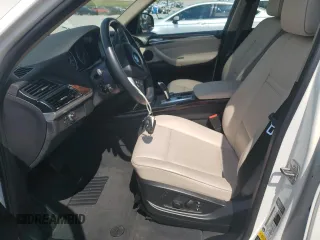 2013 BMW X5 xDrive35i z VIN 5UXZV4C52D0G56473, wystawiony jako Copart lot #56563345 z przebiegiem 156 884 mil mil oraz Szkoda całkowita • Salvage title. Historia ofert i sprzedaży dostępna na DreamBid. Obrazek 7.