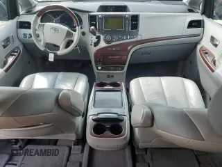 2011 Toyota Sienna XLE z VIN 5TDDK3DC1BS005600, wystawiony jako Copart lot #57795425 z przebiegiem 176 883 mil mil oraz Szkoda całkowita • Salvage title. Historia ofert i sprzedaży dostępna na DreamBid. Obrazek 8.