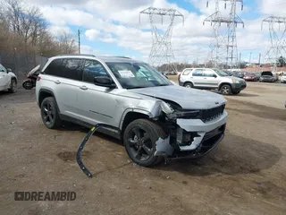 2023 Jeep Grand Cherokee Laredo z VIN 1C4RJHAG2PC660418, wystawiony jako IAAI lot #41693879 z przebiegiem 4 295 mil mil oraz . Historia ofert i sprzedaży dostępna na DreamBid. Obrazek 1.