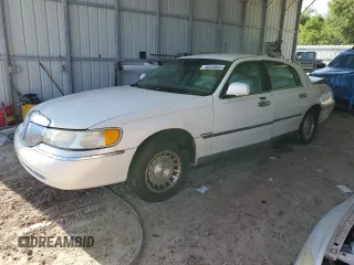 1999 Lincoln Town Car Executive with VIN 1LNHM81W2XY658371, listed as a Copart auction lot 60249045 with 191,266 mi miles and Salvage title. Bid and sale history available at DreamBid. Image 1.