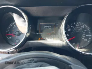 2017 Ford Mustang V6 z VIN 1FA6P8AM5H5256208, wystawiony jako IAAI lot #42069664 z przebiegiem 82 427 mil mil oraz . Historia ofert i sprzedaży dostępna na DreamBid. Obrazek 7.