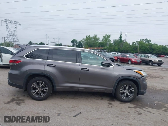 2016 Toyota Highlander XLE z VIN 5TDJKRFHXGS258923, wystawiony jako IAAI lot #42372340 z przebiegiem 181 438 mil mil oraz . Historia ofert i sprzedaży dostępna na DreamBid. Obrazek 13.
