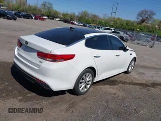 2016 Kia Optima EX z VIN 5XXGU4L37GG048085, wystawiony jako IAAI lot #42044849 z przebiegiem 107 304 mil mil oraz . Historia ofert i sprzedaży dostępna na DreamBid. Obrazek 4.