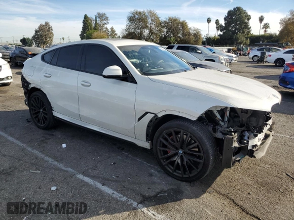 2023 BMW X6 xDrive40i z VIN 5UXCY6C02P9P43834, wystawiony jako Copart lot #85347614 z przebiegiem 16 921 mil mil oraz Szkoda całkowita • Salvage title. Historia ofert i sprzedaży dostępna na DreamBid. Obrazek 4.