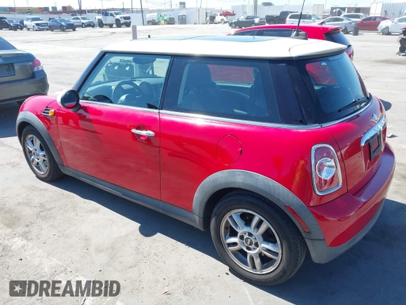 2012 MINI Hardtop z VIN WMWSU3C58CT541805, wystawiony jako IAAI lot #42651734 z przebiegiem 133 314 mil mil oraz . Historia ofert i sprzedaży dostępna na DreamBid. Obrazek 3.