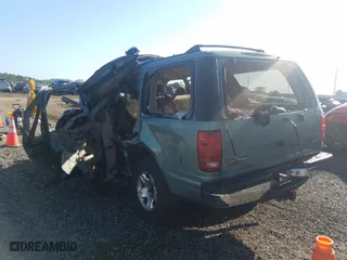 1998 Ford Expedition XLT with VIN 1FMRU1762WLB61352, listed as a Copart auction lot 42738331 with 0 mi miles and Salvage Title. Bid and sale history available at carsss.com. Image 3.