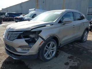 2015 Lincoln MKC z VIN 5LMCJ2A96FUJ47386, wystawiony jako IAAI lot #41525018 z przebiegiem 97 670 mil mil oraz . Historia ofert i sprzedaży dostępna na DreamBid. Obrazek 2.