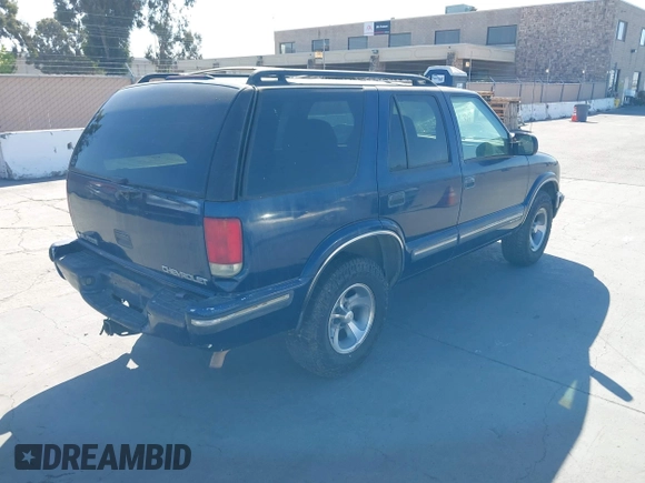 1999 Chevrolet Blazer LS z VIN 1GNCS13W0X2125101, wystawiony jako IAAI lot #42311277 z przebiegiem Nie podano mil oraz . Historia ofert i sprzedaży dostępna na DreamBid. Obrazek 4.