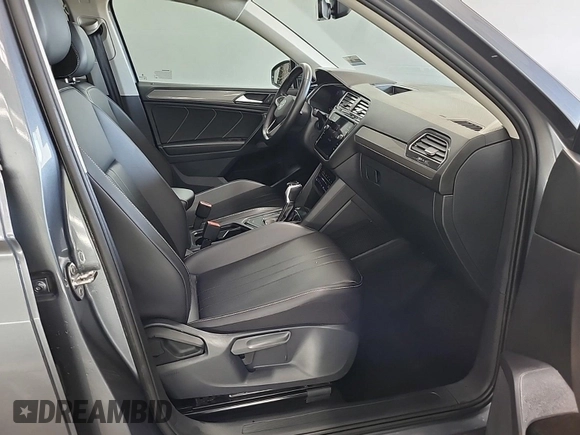 2024 Volkswagen Tiguan SE z VIN 3VV3B7AX7RM106937, wystawiony jako IAAI lot #42845192 z przebiegiem 32 134 mil mil oraz . Historia ofert i sprzedaży dostępna na DreamBid. Obrazek 7.
