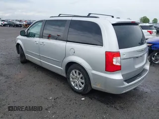 2011 Chrysler Town & Country Touring L z VIN 2A4RR8DG6BR758334, wystawiony jako IAAI lot #42138668 z przebiegiem 182 164 mil mil oraz . Historia ofert i sprzedaży dostępna na DreamBid. Obrazek 3.
