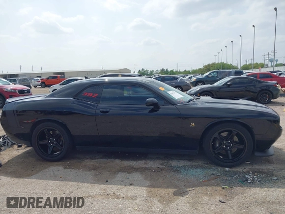 2016 Dodge Challenger R/T Scat Pack z VIN 2C3CDZFJ3GH334930, wystawiony jako IAAI lot #41872373 z przebiegiem 146 937 mil mil oraz . Historia ofert i sprzedaży dostępna na DreamBid. Obrazek 14.