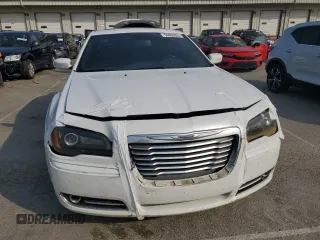 2014 Chrysler 300 S z VIN 2C3CCAGGXEH120747, wystawiony jako Copart lot #54400005 z przebiegiem 135 743 mil mil oraz Szkoda całkowita • Salvage title. Historia ofert i sprzedaży dostępna na DreamBid. Obrazek 5.